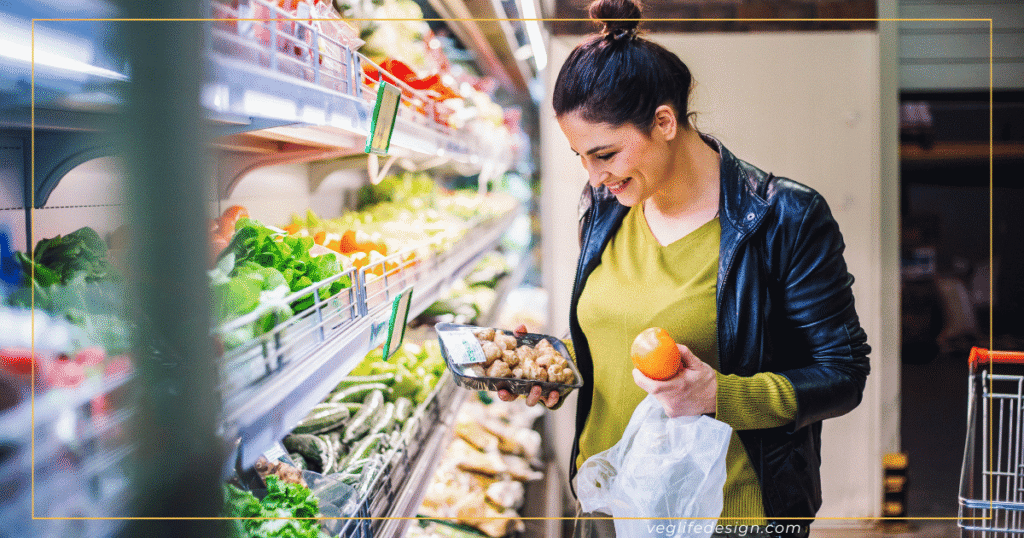 スーパーで楽しそうに野菜を選んでいる女性